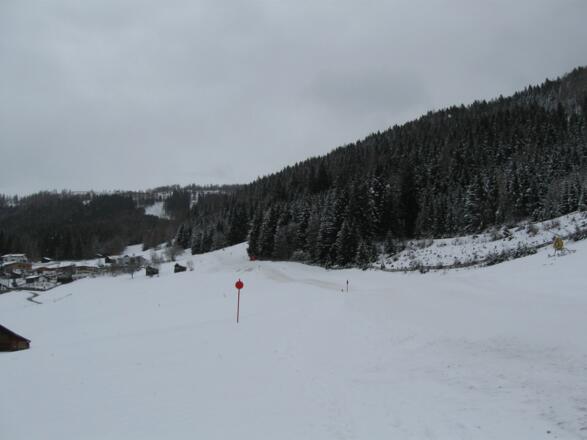 Aufstieg zunächst flach über die Talabfahrt.