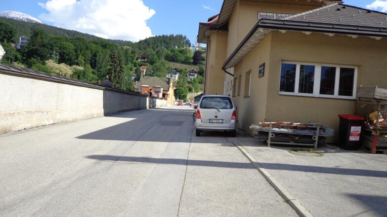 Der Pater Rainisch Weg beim Stift Wilten. Ab hier geht es bergauf.