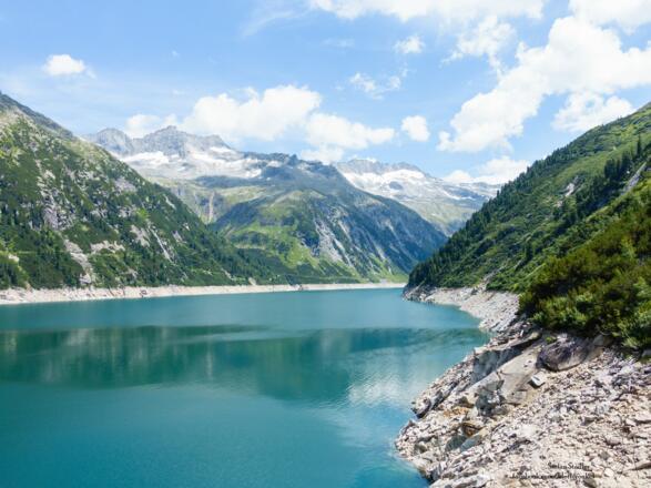 schöne Sicht über den Speichersee; die Plauener Hütte ist als kleiner weißer Punkt zu erkennen
