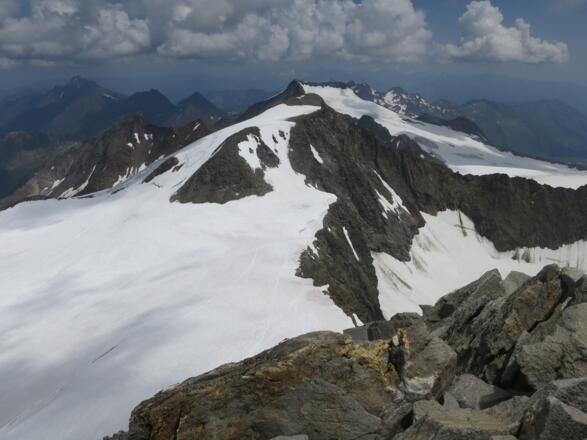Blick gen Osten: Unten der Pfaffensattel, hinten der (unscheinbare) Wilde Paff und dahinter der Wilde Freiger.