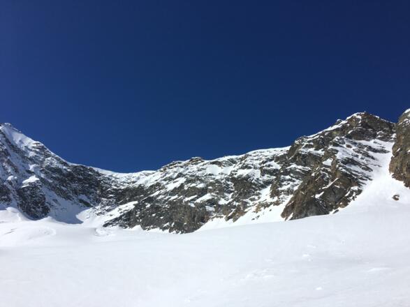 Schneeglocke rechts mit Rinne und Silvrettahorn links