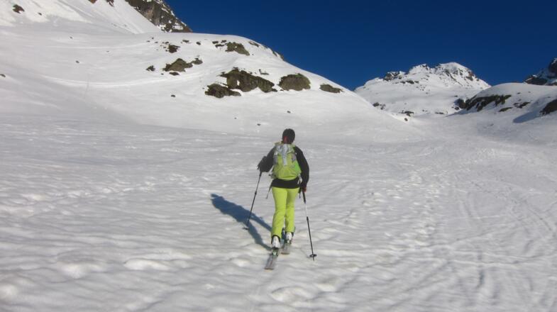 Immer dem Talverlauf entlang, flach bis mäßig steil. Hinten der Riffeljochturm (3237 m).