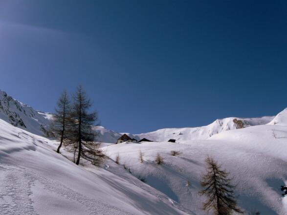 Die Hütten des Blasigleralm Hochlegers schön gelegen auf einer Geländekante.