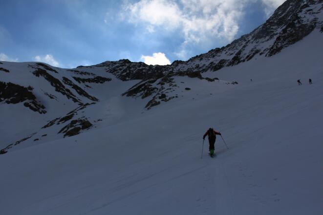 Im Anstieg . Obendie steile und enge Schlüsselstelle gut sichtbar