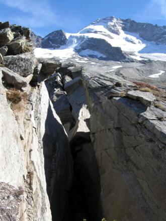 Beim Weiterweg am Grat entlang ist Vorsicht geboten. Riesige tiefe aber eindrucksvolle Felsspalten durchziehen das Gelände.