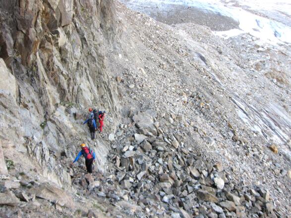 Nahe an der Felswand der Inneren Sommerwand lässt sich sehr lose Gelände vor dem Gletscher am besten bewältigen. Es gibt hier deutliche Begehungsspuren.
