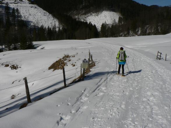 Zuerst abwärts über die Wiese zur Rot-Kreuz-Kapelle
