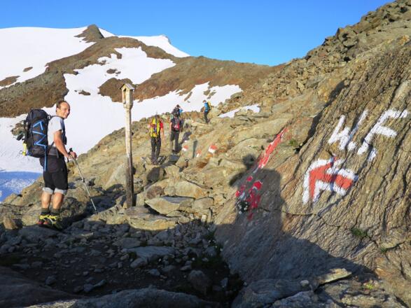 Etwas zuviel Markierung, dafür ein außergewöhnlicher Bildstock, der Beachtung verdient.