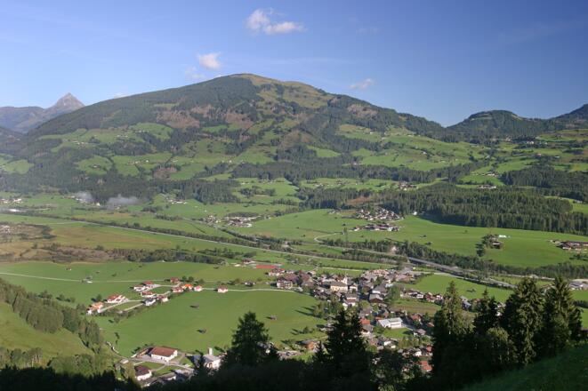 Schöner Ausblick auf die Kitzbüheler Alpen. Hinten links im Bild der Gr. Rettenstein