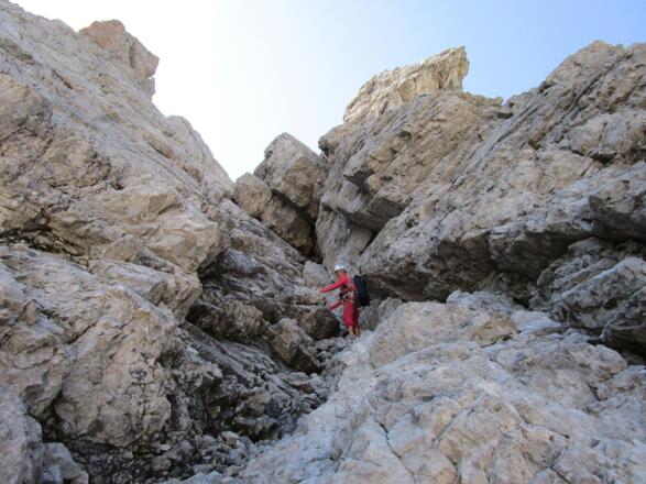 Unter dem Nischenüberhang.