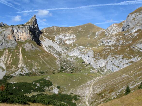 In den Almböden der Schermsteinalm. Hinten in der Bildmitte noch einmal die Rofanspitze. Der Zacken am rechten Bildrand ist noch einmal die Grubalackenspitze.