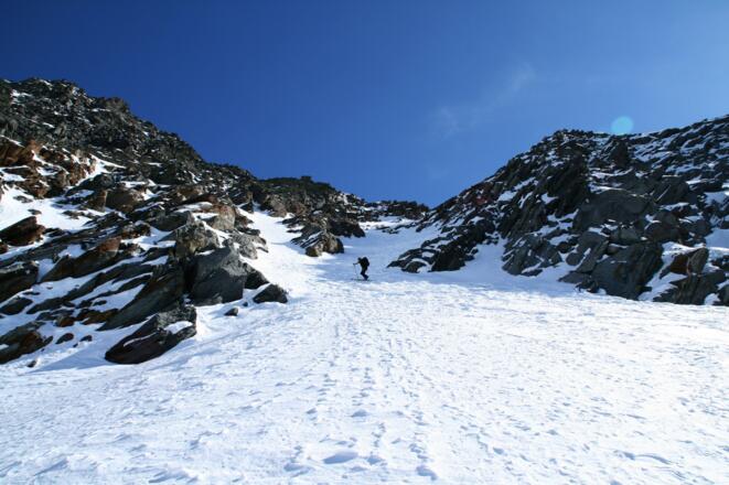 In der steilen Rinne ist eine gute Spitzkehrentechnik notwendig.