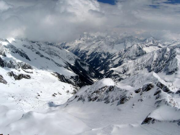 Blick über die Glamergrube und hinaus ins Stubaital.