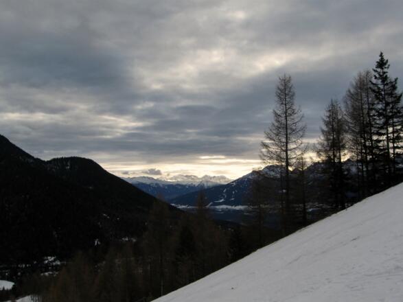 Blick hinaus ins Inntal. Die Götzner Abfahrt sticht deutlich heraus.