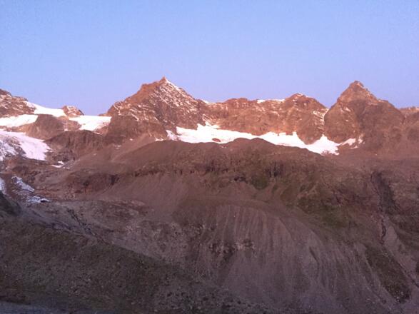 links Silvrettahorn und rechts Schneeglocke und Schattenspitze