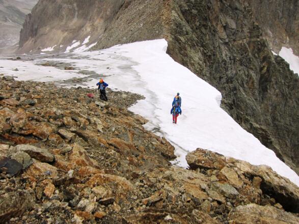 anschließend in die Scharte (3259 m) südlich der Südl. Kräulspitze absteigen.