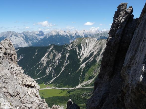 Immer wieder werden wir mit herrlichen Tiefblicken belohnt (Blick gegen Norden zur Eppzirler Alm).