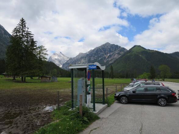 Parkplatz am Eingang in die Karwendeltäler. Bereits sichtbar - der (grüne) Feilkopf.