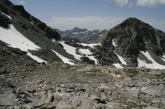 Blick zurück zur Bärenlueg Scharte mit den Altschneefeldern.
