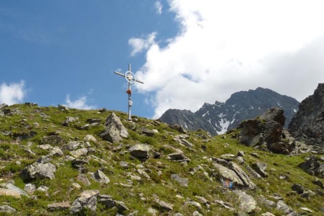 Das Gipfelkreuz am Sattel.