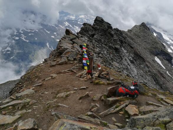 Venedigergruppe: am Weg zur Neuen Thüringer Hütte - die Larmkogelscharte mit Blick zum Tauern-Hauptkamm