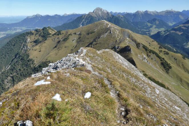 Galtjoch von Vorderer Steinkarspitze - dahinter Thaneller - links am Ende des Grasrückens die Abendspitze