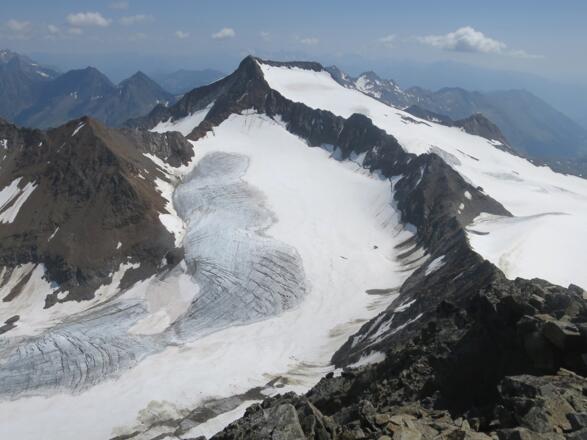 Blick zurück: Wilder Freiger, Müllerhütte, Becherhaus, links die Fernerstube, rechts der Übeltalferner.