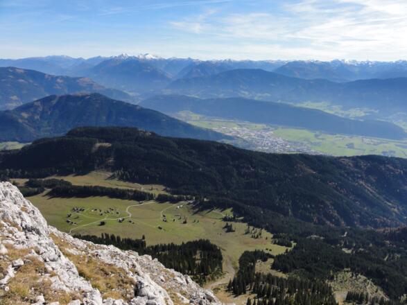 Tiefblick zur Hintereggereralm und Ausblick auf Liezen und die Rottenmanner Tauern