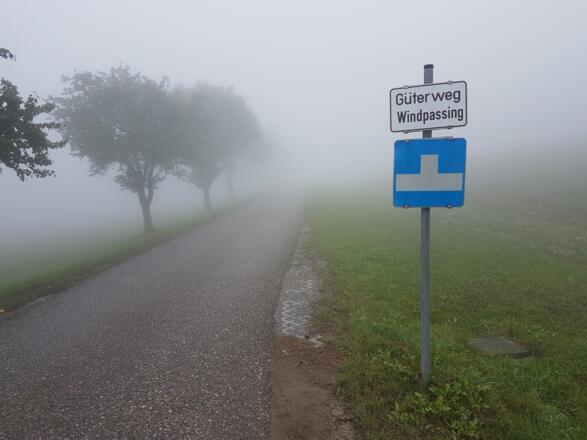 Ortstafel Windpassing im Nebel