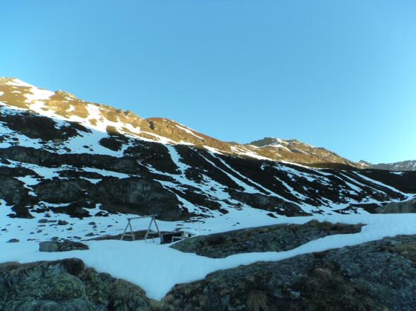 Bei der Alm quert man nach rechts hinauf auf den Rücken zum Punkt 2.086 m (AV-Karte Nr.31/2) Normalerweise liegt hier viel Schnee.