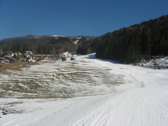 Zuerst geht es ein Stück auf der Piste aufwärts.