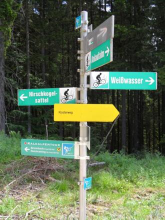 Wegweiser zum Hirschkogelsattel und zur Anlaufalm