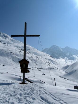 Hinter der Hütte gibt es schon ein "Gipfelkreuz" mit Panoramablick ins Zwiselbachtal.