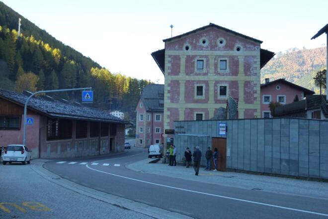 Bushaltestelle vor dem Bergbaumuseum Steinhaus -  Fermata dell'autobus di fronte al Museo Minerario in Cadipietra
