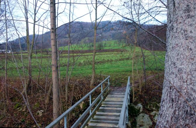 Brücke 460m neben Krankenhaus, Pfadbeginn rechts