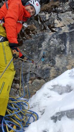 Der relativ neue Bohrhakenstandplatz nach der ersten Seillänge