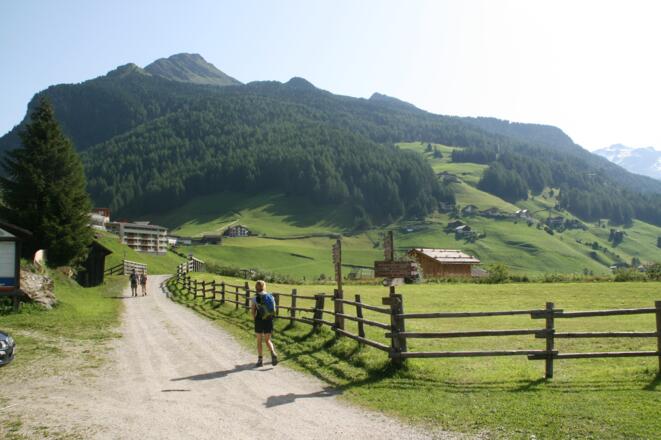 Direkt im Talboden (zahlreiche Schilder) beginnt die Wanderung zu den Koflerseen.