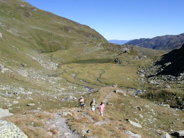 Eine Wiesensenke mit zwei Seen wird passiert, danach steigt der Weg zum Rastkogel kontinuierlich an (Blick zurück)
