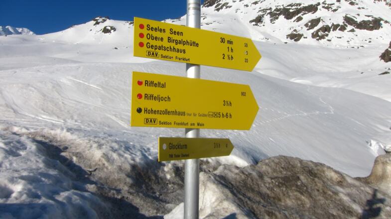 Wegweiser am Eingang ins Riffeltal.