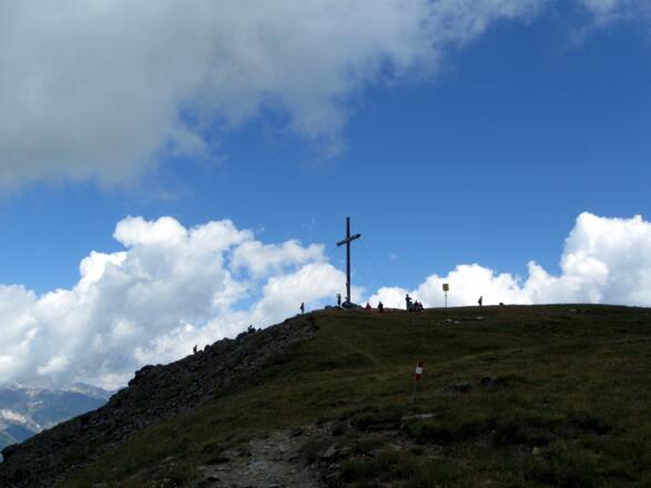 Die letzten Meter zum Kreuz. Oben ist schon viel los.