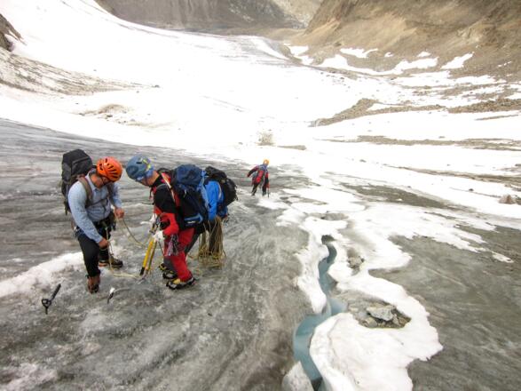 Ein zweites Mal wird das Geländerseil fixiert. Anschließend weniger steil und im Schnee bis zum Bergschrund.