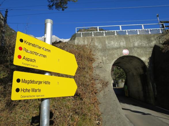 Bahnunterführung in der Klammstraße, unmittelbar neben "Bahnhof" Kranebitten und Bushaltestelle, ca. 6 Gehminuten vor dem Klammeingang.