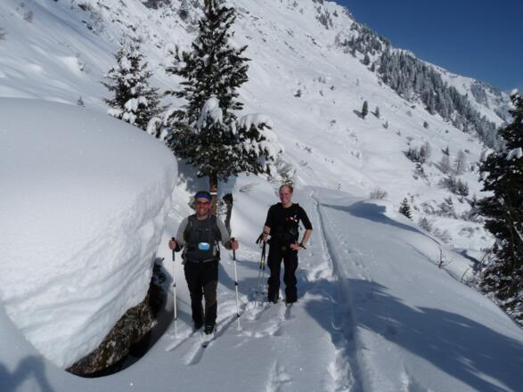 Anfang April und noch beinahe 2 Meter Schnee. Dahinter sind auch die steilen Lawinenhänge unterhalb des Roßkopfes zu sehen.