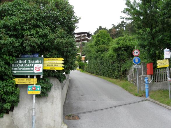 Zurück im Ortskern von Karres.