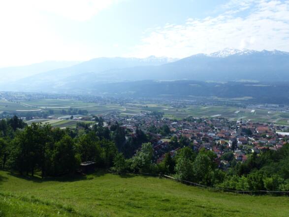 Vom Thaurer Kirchl schweift der Blick übers Inntal und Thaur.