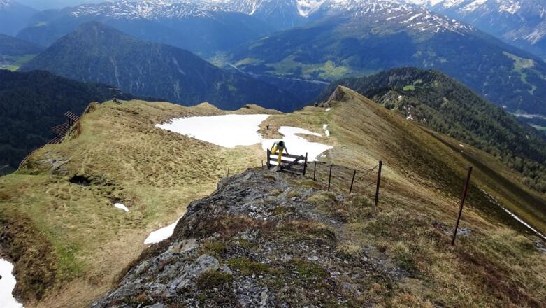 Der Gipfel des Sumpfkopfs liegt ca. 50 m höher als das Gipfelkreuz.