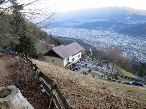 Der Alpengasthof Rauschbrunnen, unten das Inntal.