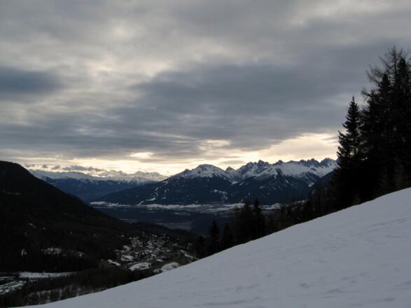 Reith im Vordergrund, hinten die Nockspitze und die Kalkkögel