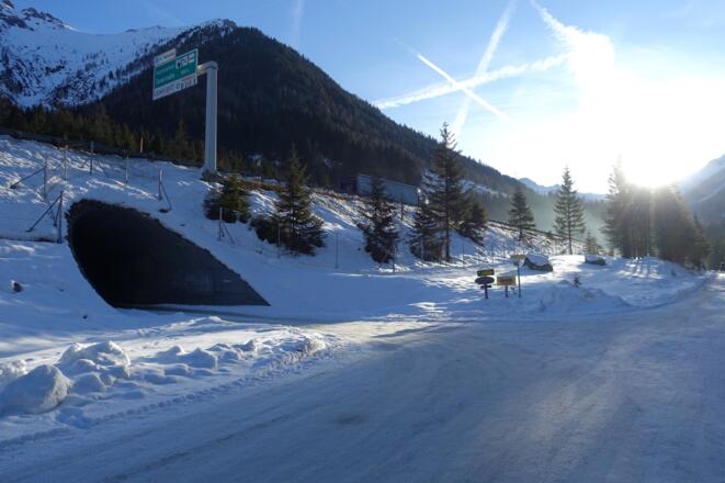 Ausgangspunkt (Parkplatz) - unter der A10 durch