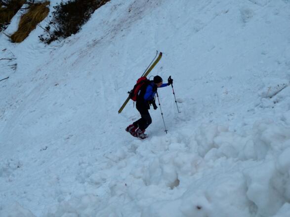 Die Engstelle, gefüllt mit Lawinenschnee